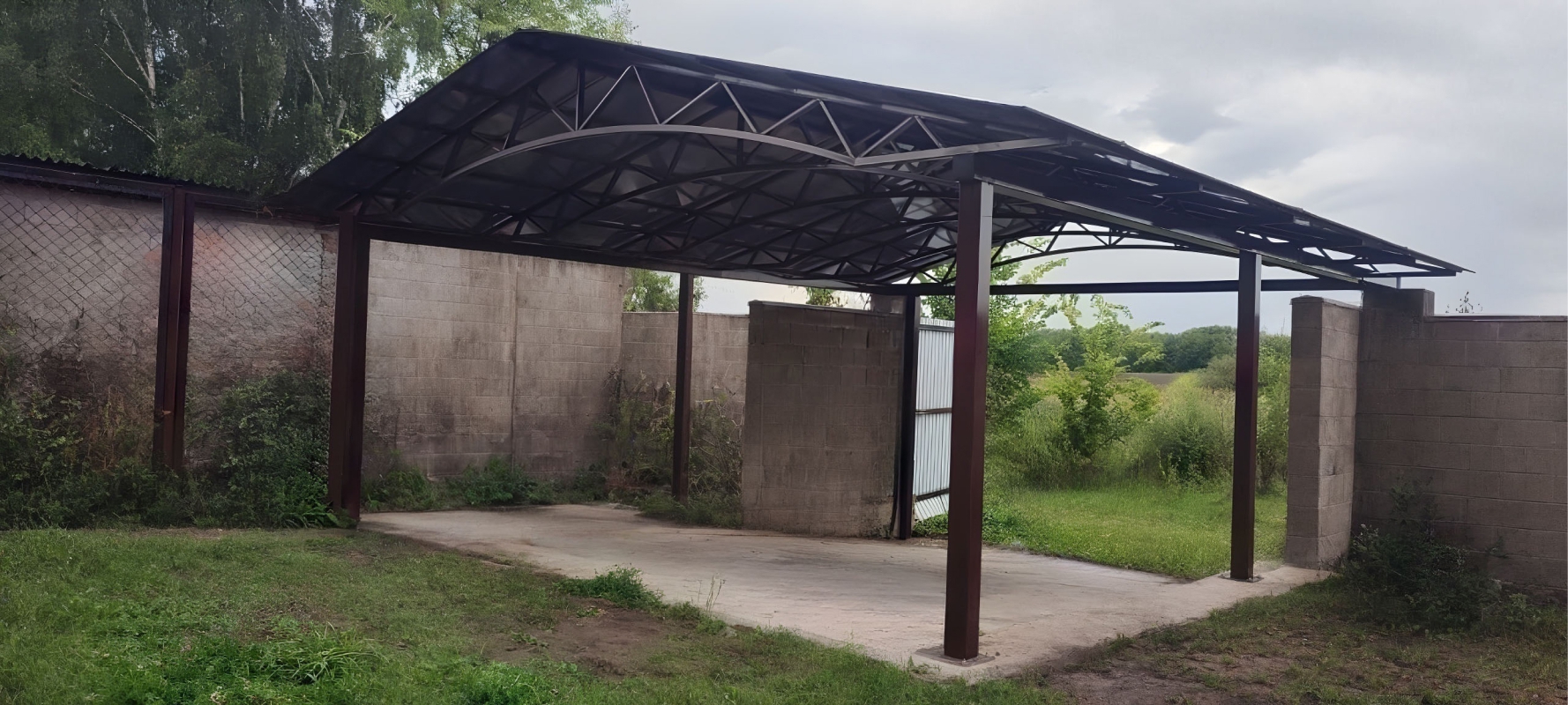 Двускатный навес с поликарбонатом для автомобиля Односкатный навес-пристрой к дому из монолитного поликарбоната