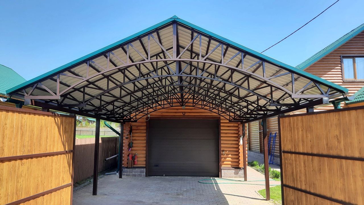 Навес для автомобиля двускатный перед гаражом Навес-беседка в парке с сотовым поликарбонатом