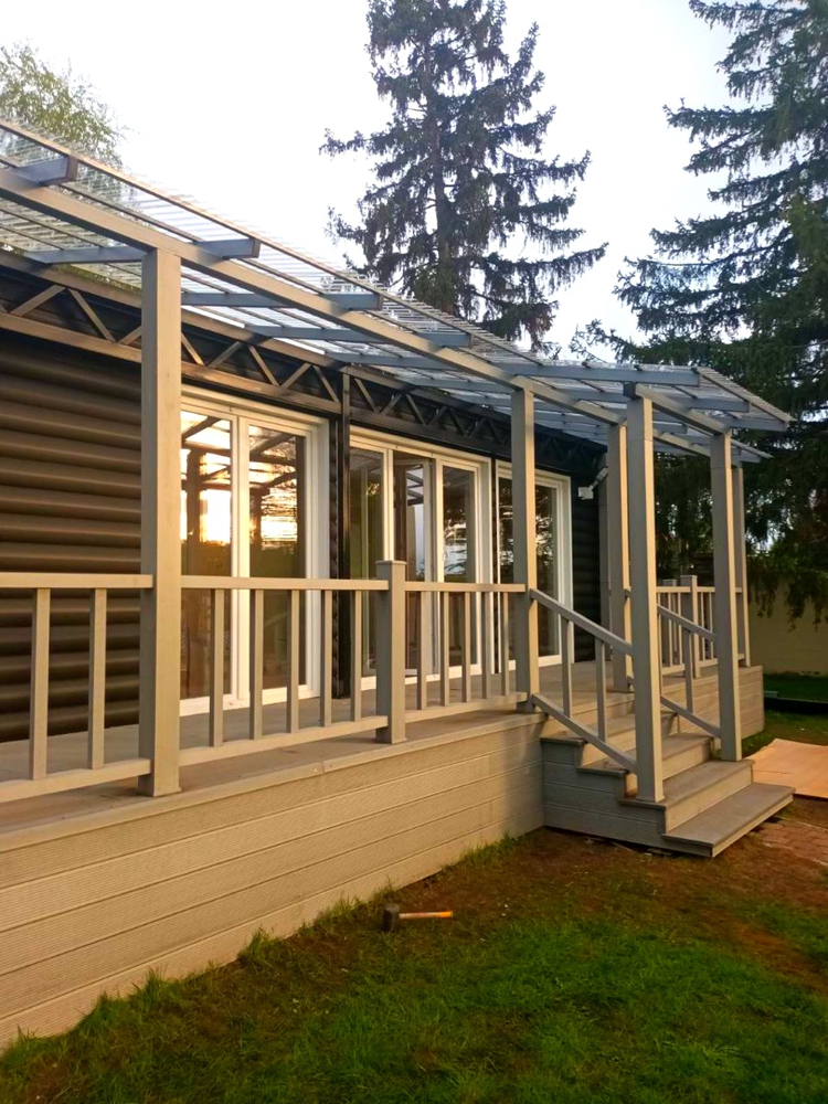 Навес-пристрой к дому из монолитного поликарбоната Навес-беседка в парке с сотовым поликарбонатом