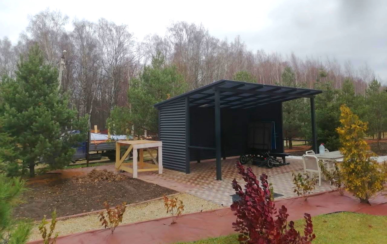 Современный автонавес с крышей из поликарбоната