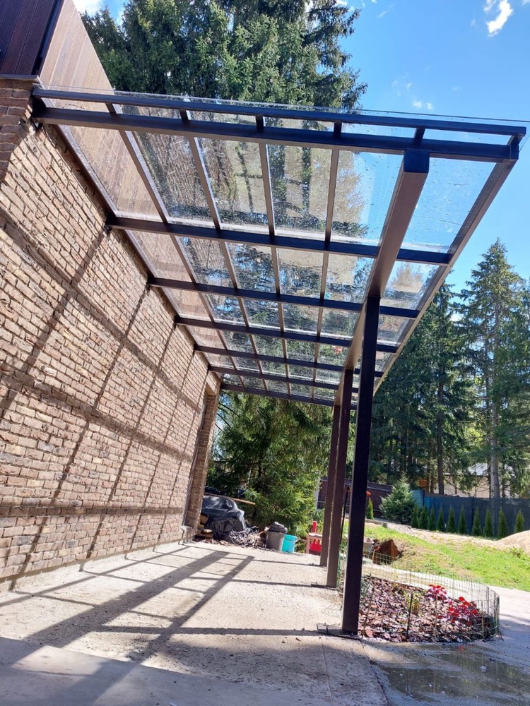 Односкатный навес-пристрой к дому из монолитного поликарбоната Односкатный навес-пристрой к дому из монолитного поликарбоната