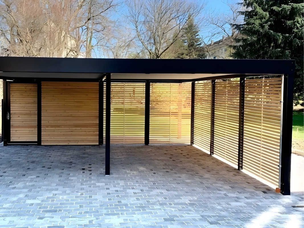 Современный автонавес с крышей из поликарбоната