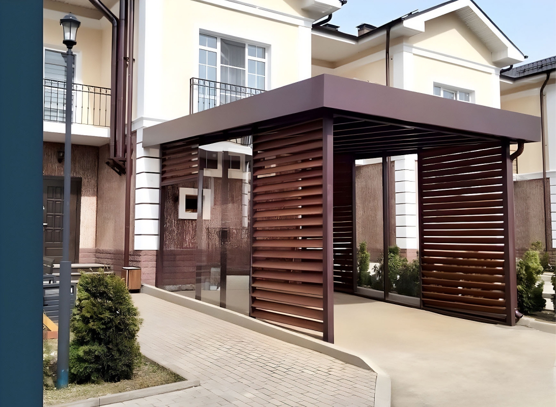 Современный автонавес с крышей из поликарбоната