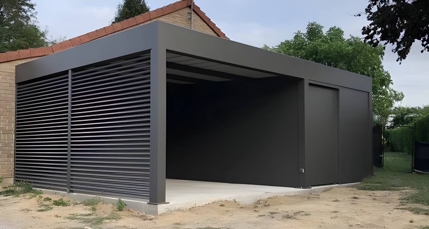 Закрытый автонавес с односкатной крышей из поликарбоната Навес-беседка в парке с сотовым поликарбонатом